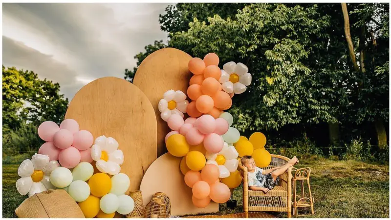 Daisy balloon backdrop