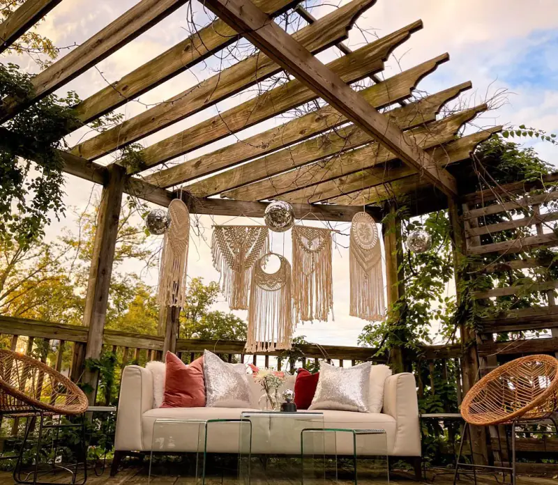 Pergola lounge with macrame