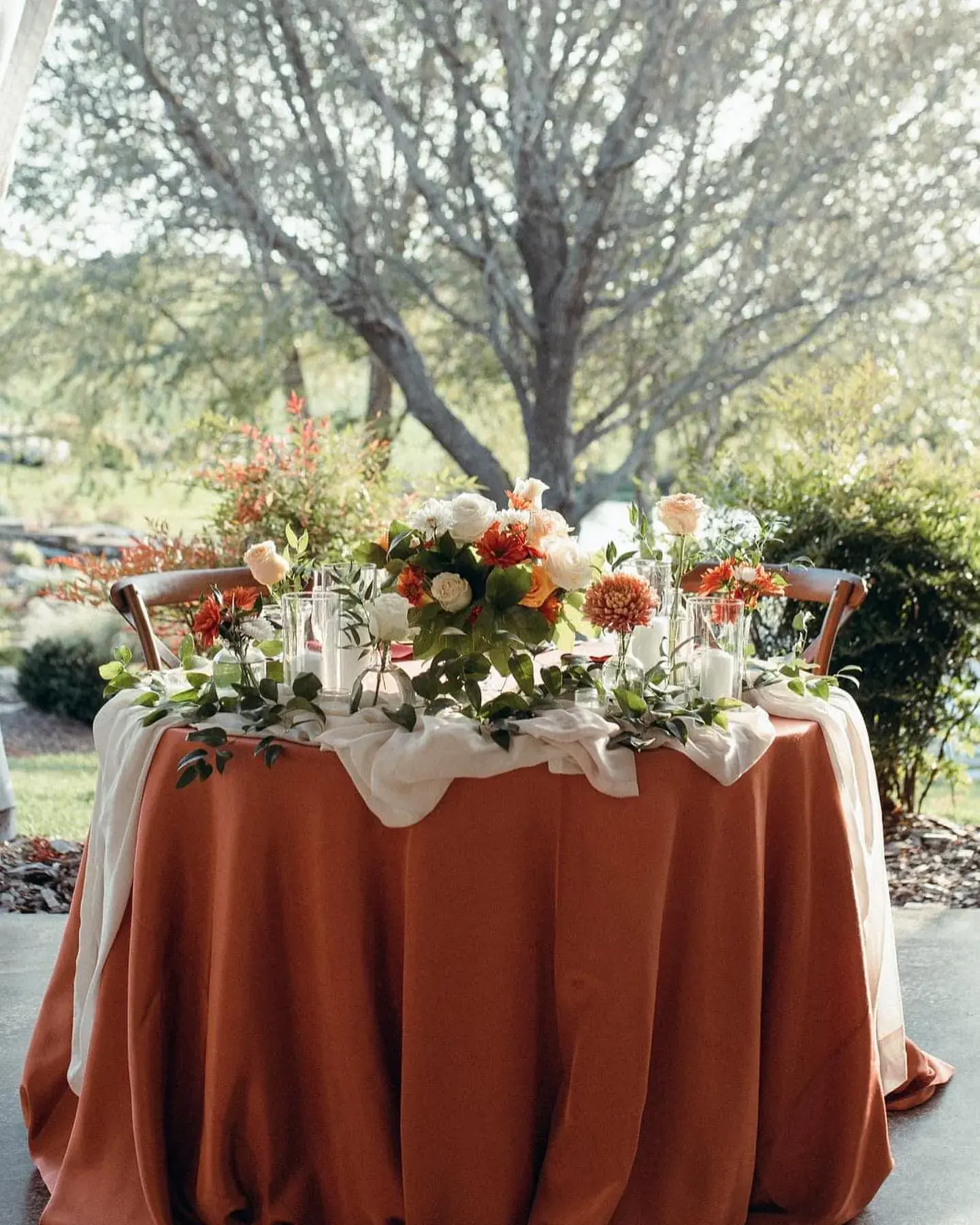 Sweetheart table in rust velvet